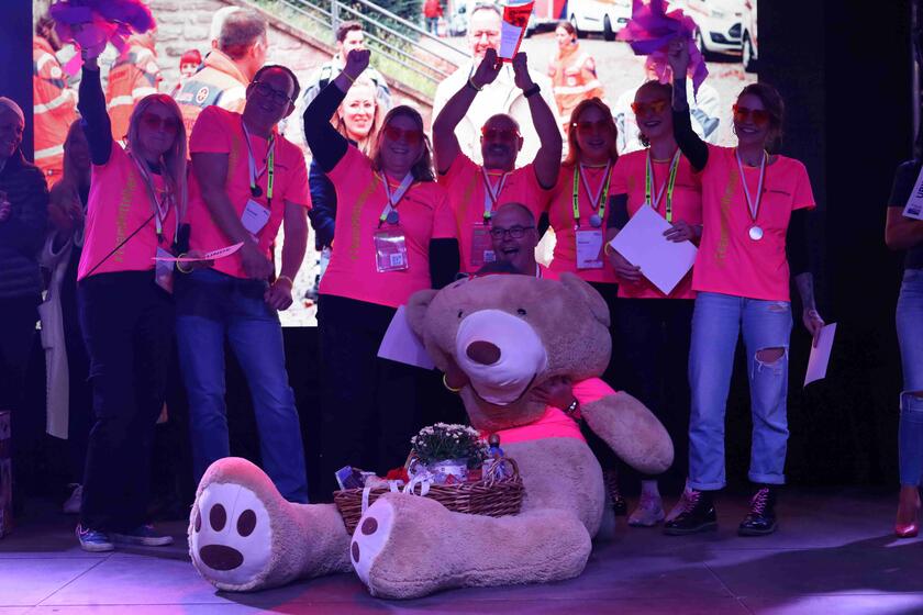 Gruppenfoto der siegreichen E-Mannschaft aus dem RV Mittelhessen mit Maskottchen und Regionalvorstand