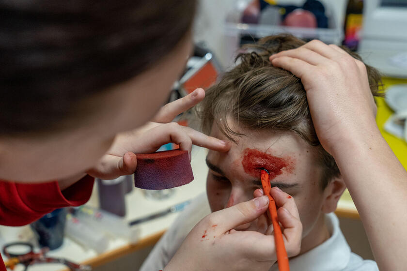 Abschluss im Schulsanitätsdienst Die Falldarsteller müssen erst einmal geschminkt werden: Bei der Realistischen Unfalldarstellung (RUD) gibt es täuschend echt aussehende Kopfwunden und andere Verletzungen. Gerade wird dem Falldarsteller eine blutende Kopfwunde geschminkt.