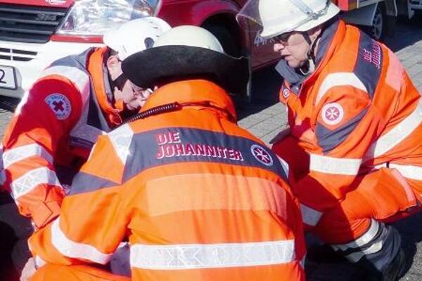 Verletzte werden versorgt.