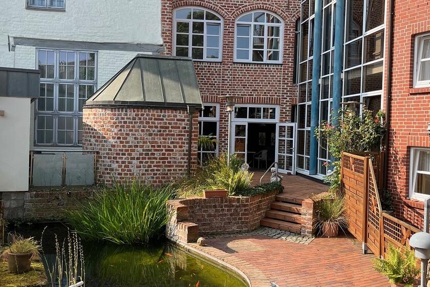 Innenhof einer Johanniter-Wohnanlage in Lüneburg