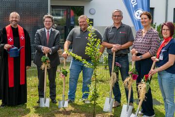Zur Feier der 200sten Kindertagesstätte der Johanniter in Bayern - den Königskindern in Senden - wurde gemeinschaftlich ein Baum gepflanzt.