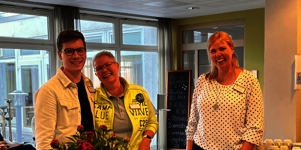 Drei lachende Menschen