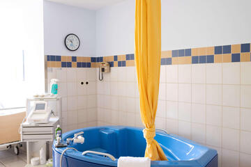 Geburtsstation und Kreißsaal Johanniter-Krankenhaus Bonn - Gebärwanne für Wassergeburten