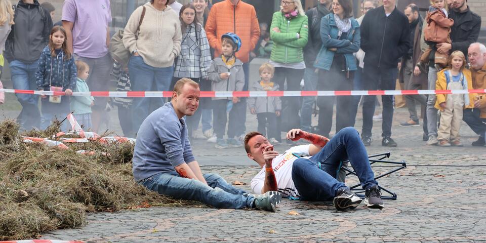 Mimen stellten Verletzte nach einem Brand dar.