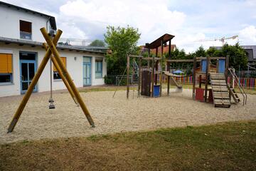 Spielplatz mit Schaukel und Rutsche