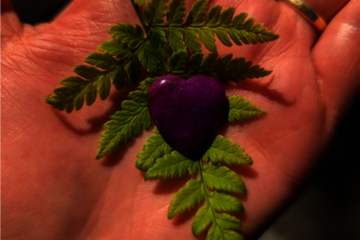 Geöffnete Hand mit Handschmeichler, ein Edelsteinherz