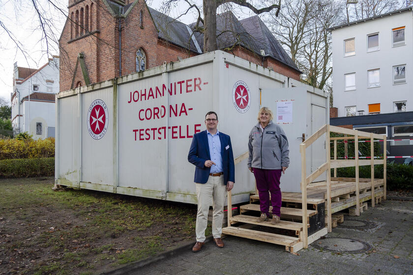 Dirk Beutin, Geschäftsführer des Sankt Elisabeth Krankenhauses Eutin, und Esther Timm, Dienststellenleiterin der Johanniter-Unfall-Hilfe Eutin, freuen sich auf die Zusammenarbeit. Das Angebot richtet sich an alle Menschen, die einen Schnelltest benötigen, und ist ideal für Besucherinnen und Besuch der Klinik.