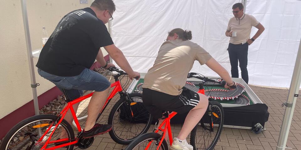 zwei junge Menschen auf den Carrera Bikes