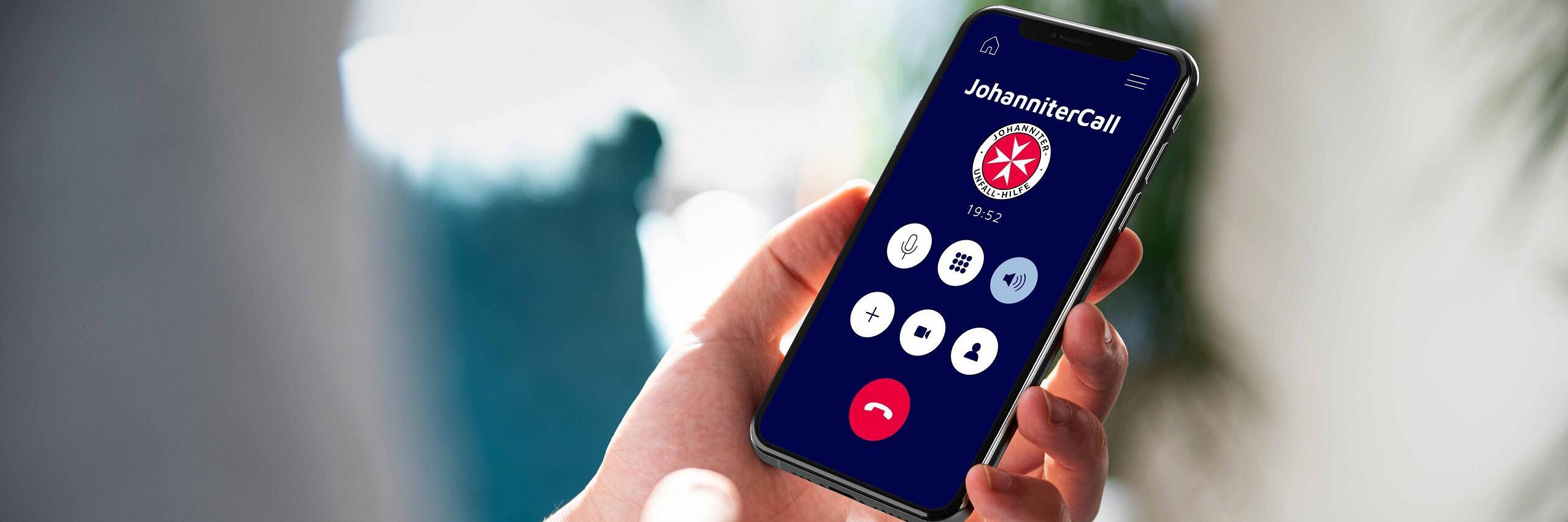 Ein Smartphone zeigt den JohanniterCall auf dem Bildschirm.