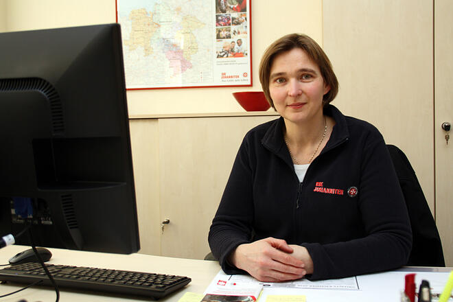 Eine Frau sitzt am Schreibtisch