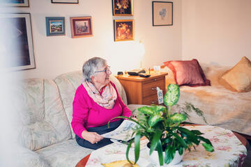Ältere Dame in rosafarbenem Pullover in Ihrem Zimmer in Ricklingen