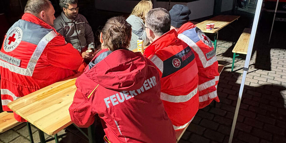 Die Einsatzkräfte erhalten Stärkung.