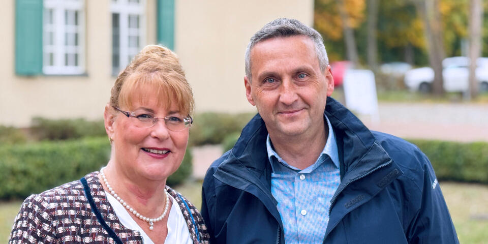 Chefärztin Dr. Gabriele Zeidler mit Treuenbrietzens Bürgermeister Michael Knape