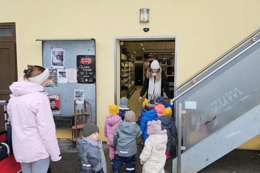 "Waldnaabzwerge" kaufen Tee im örtlichen Handel ein