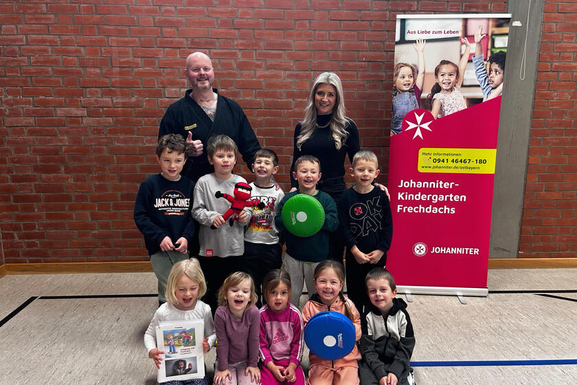 Teamfoto mit den Kindern und der Jumpomania Sportschool.