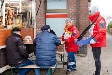 Betreuungsverein ist beim Tag der Demokratie in Lauenburg mit dem Bauchladen unterwegs und spricht mit Bürgerinnen und Bürgern über selbstbestimmte Vorsorge als Teil der Demokratie.