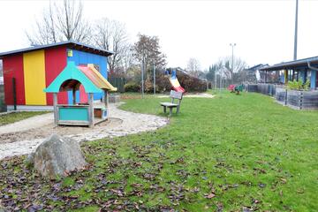 Der Garten der Johanniter-Kinderkrippe "Turmwichtel" Bad Abbach lädt zum Spielen draußen ein.