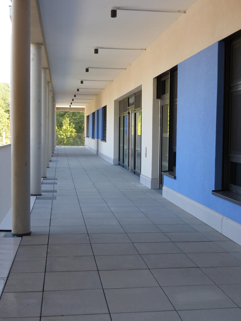 Ein Anblick der Außenflächen im zweiten Stock der Kita Lumi Natura.