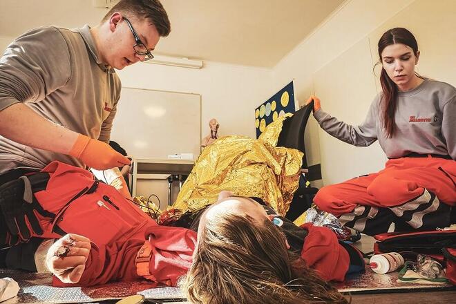 Tim Möhlenbrock und Laura Mandic kümmern sich um den Übungsverletzten Jan Kühbacher.