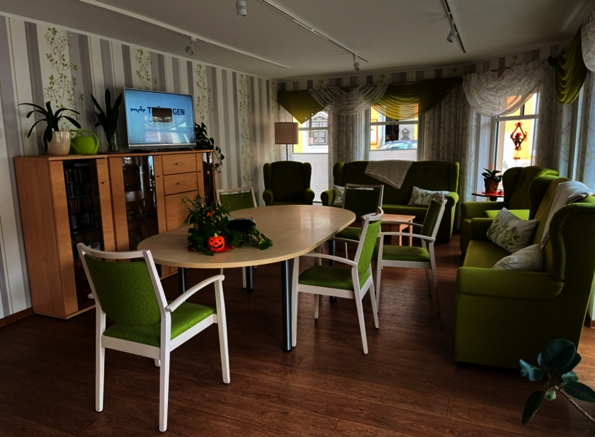 Gemeinschaftsraum in der Johanniter Senioren-WG Bad Blankenburg