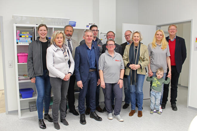 Gruppenbild 10 erwachsene Personen und ein Kleinkind