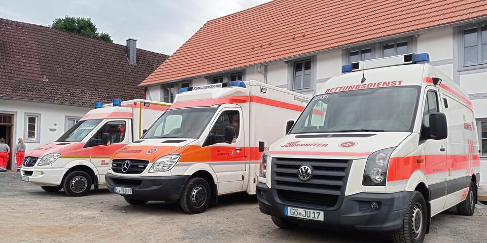 Johanniter-Fahrzeuge vor einem Gebäude