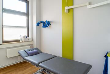 Behandlungszimmer mit Liege in der Physiotherapie am Drägerwerk der Johanniter.