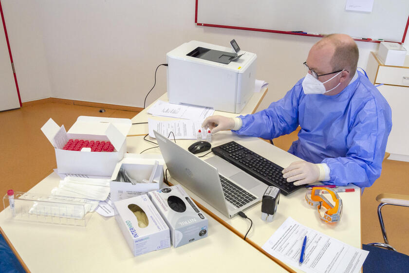 Matthias Rehberg führt an der Johanniter-Dienststelle Lübeck Antigen-Schnelltests durch.