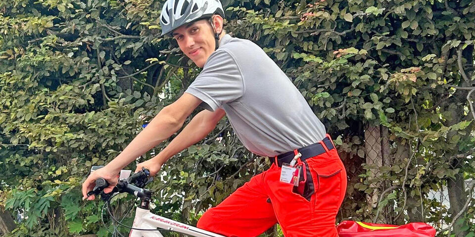 Ein Johanniter auf einem Fahrrad