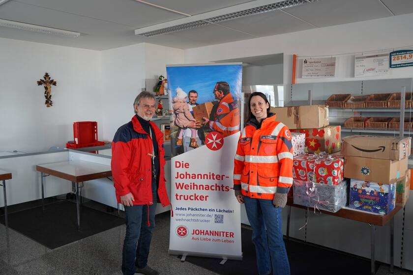 Johanniter und Tafelleitung präsentieren die Spende