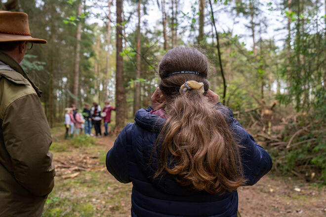 Lacrima im Wald Den Weg finden, ohne etwas zu sehen? Rainer Sieling zeigte den Kindern der Lacrima-Trauergruppe, was es bedeutet, sich auf seine anderen Sinne zu verlassen.