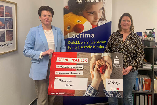 Weihnachtsspende an Lacrima Andrea Manke-Scheppelmann (l.), Geschäftsführerin von der Manke Projektentwicklung GmbH & Co. KG, übergab die Spende persönlich an Evelyn Werner, Koordinatorin bei den Johannitern.