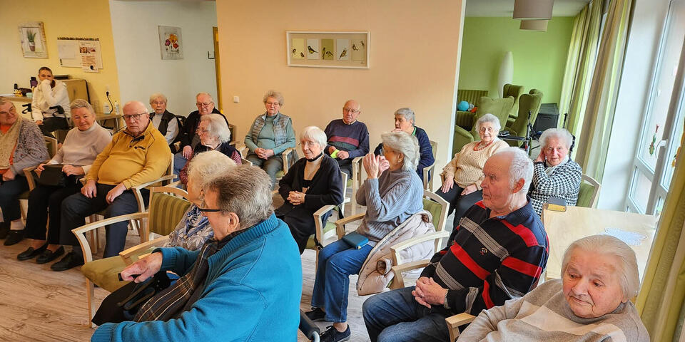 Eine Menschengruppe in der Tagespflege