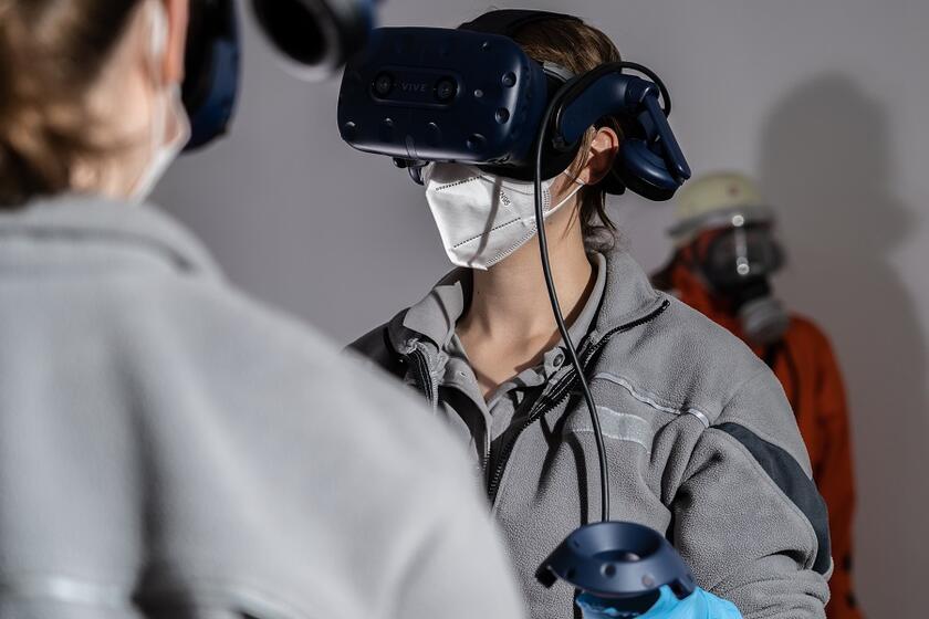 Auszubildende Notfallsanitäterinnen mit VR-Headset.