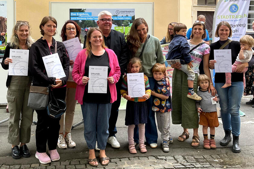 Mitarbeitende, Eltern und Kinder der Kita Biberbande präsentieren ihre Urkunden bei der Feierstunde der Stadt Bamberg zum Stadtradeln 2025.