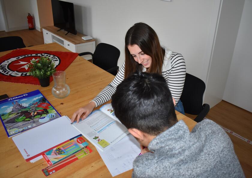 Einrichtungsleiterin Svenja Thies beim Deutschlernen mit einem der Jungen der Zukunftsbrücke Konz.