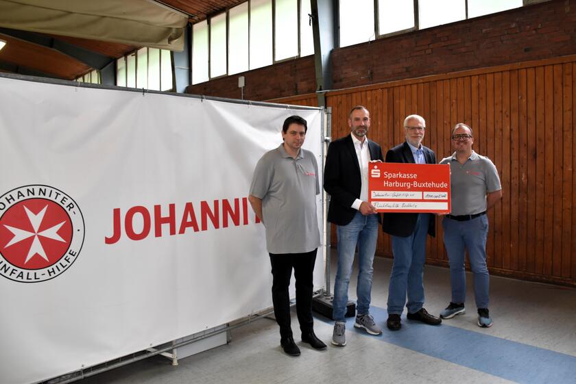 Vertreter der Johanniter und der Kolpingsfamilie bei der Übergabe des Checks im Wert von 1000 Euro