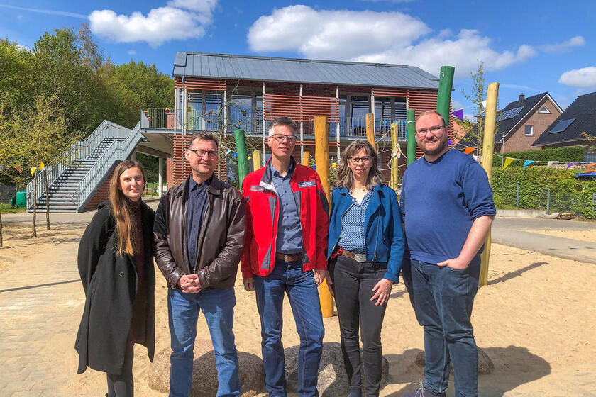 Führten lange und intensive Gespräche über die Zukunft in der Kindertagesbetreuung: Sophia Schiebe (Mitglied im Landtag), Carsten Stock (Mitglied der Stadtverordnetenversammlung Bad Oldesloe), Peter Küpper (Bereichsleiter der Johanniter), Ilka Lambke-Muszelewski (Kita-Leiterin) und Torben Hermann (Kreistagsabgeordneter Stormarn).