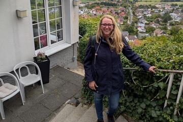 Sina Gattinger vor Burg Café