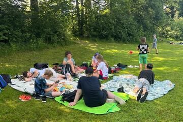 Bei einem Ausflug in den Kletterwald „Klette am Ette“ in Marktoberdorf wird sich auch mal auf der Wiese ausgeruht.