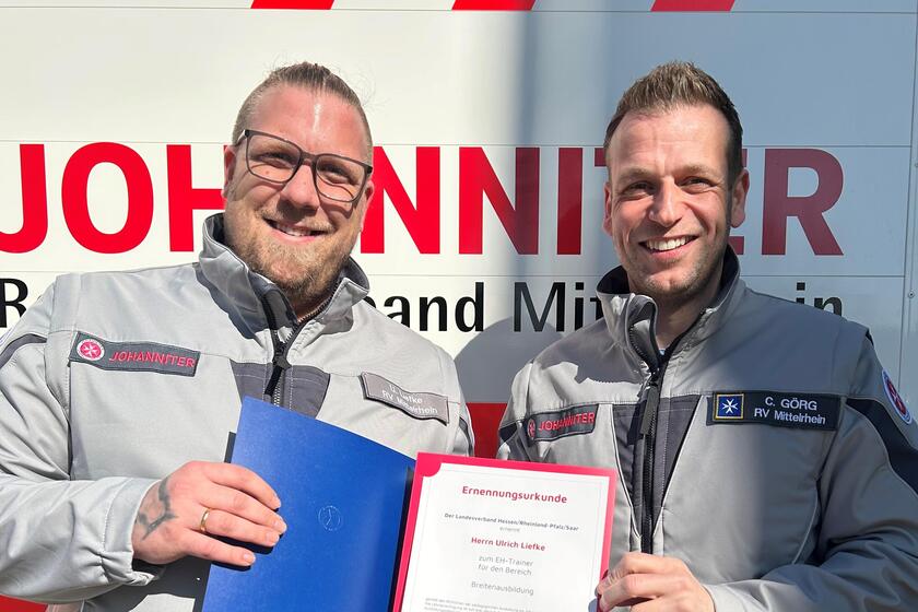 Regionalvorstand Christian Görg übergibt Ulrich Liefke seine Ernennungsurkunde als Leiter der Ausbildungsabteilung