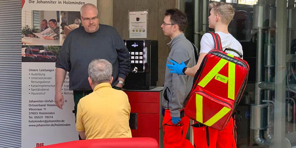Zwei junge Männer, einer mit Notfallrucksack bei einer Übung