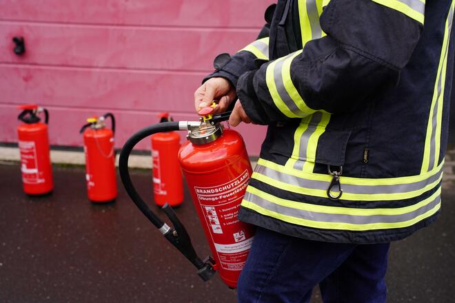 Richtige Handhabung des Feuerlöschers bei der Brandschutzschulung