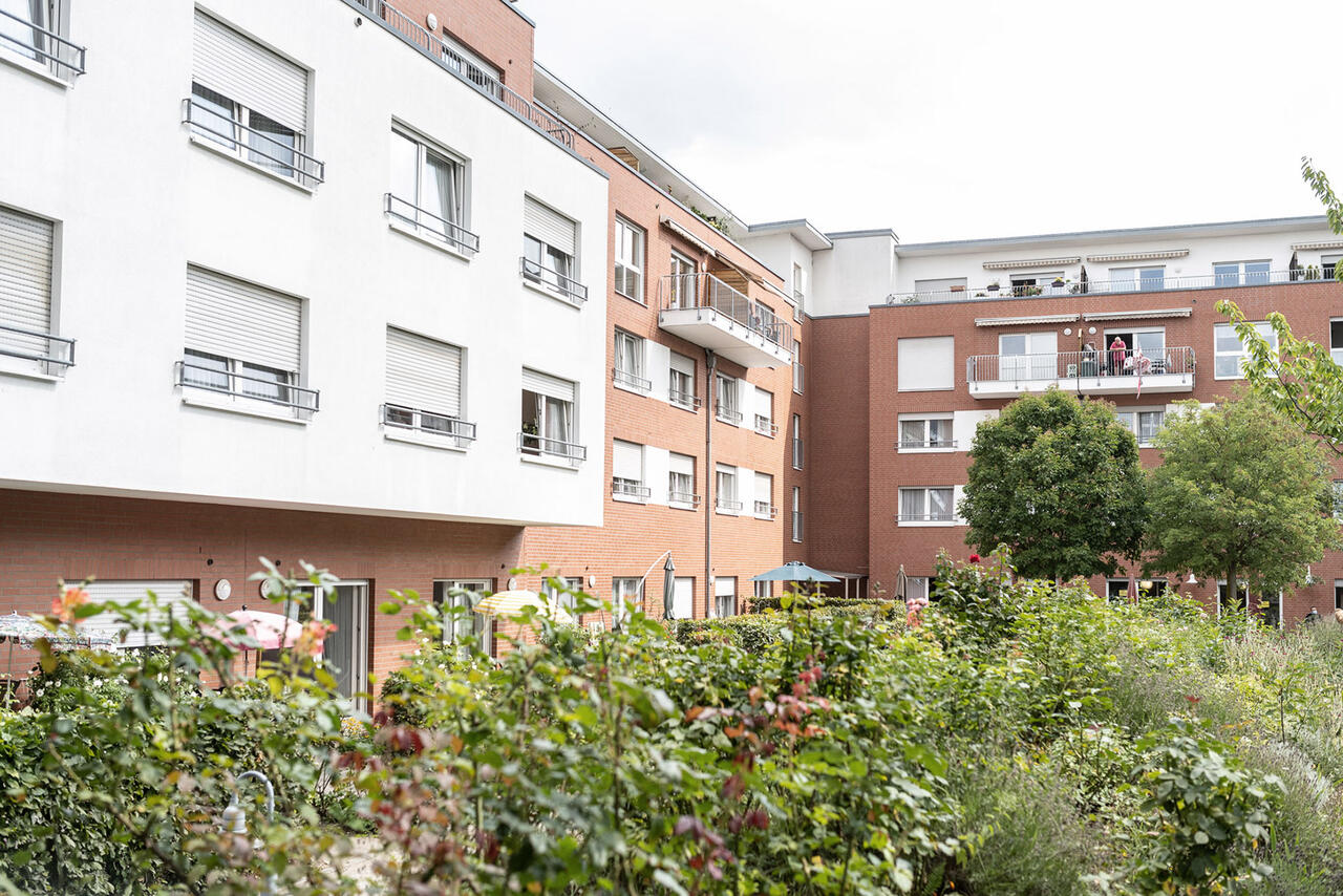 Blick auf die moderne Fassade des Johanniter-Stifts in Köln-Kalk