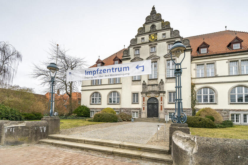 Das Impfzentrum Bad Schwartau befindet sich im ehemaligen Amtsgericht direkt am Markt.