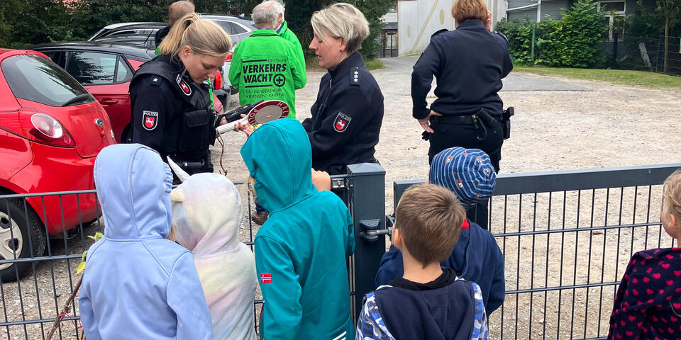 Kinder und zwei Polizistinnen