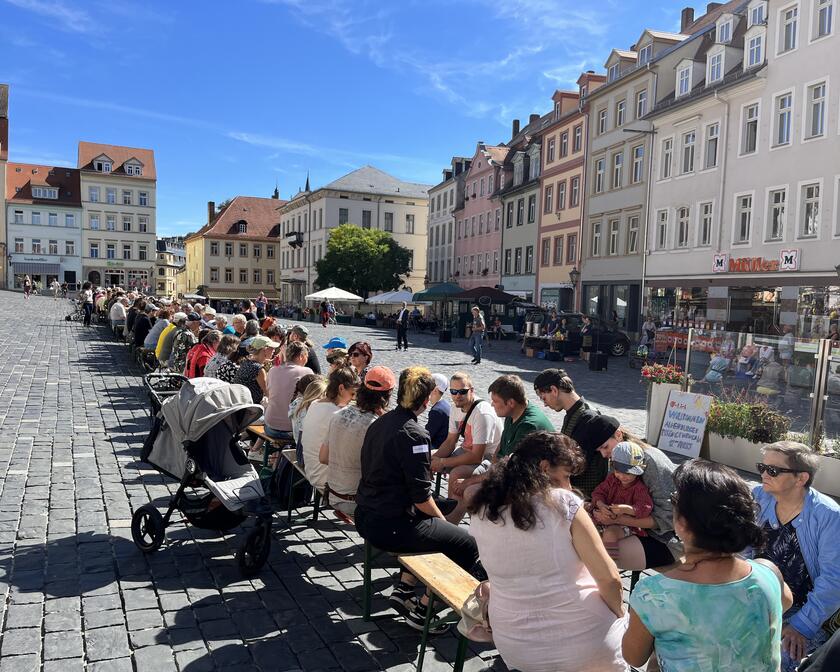 Menschen treffen sich an der "Plauderbank".