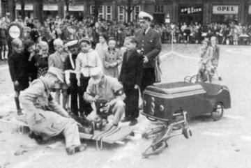 Üben am Beispiel eines Verkehrsunfalls im Jahr 1953.