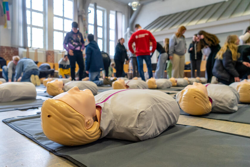 Was tun bei Herz-Kreislaufstillstand? Darum geht es beim Herzensretter-Projekt, das die Johanniter nach langer Corona-Pause wieder an den Lübecker Schulen durchführen.