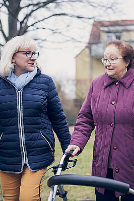 Zwei Damen beim Spaziergang im Garten eines Johanniterhauses